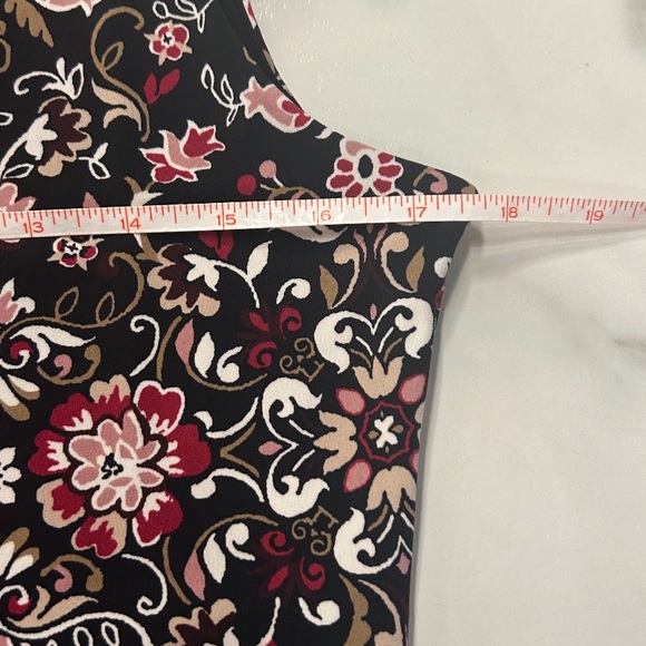 White House Black market top, sleeveless floral, tank top size medium - Picture 13 of 14